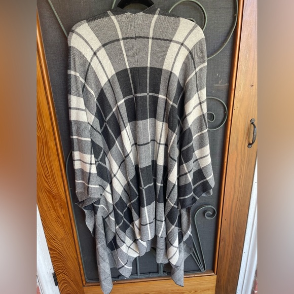 Light Weight Poncho Style Wrap in Shades of Gray Plaid - Picture 8 of 14